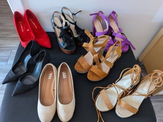 Zapatos de tacón y sandalias variados.