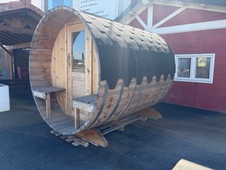 Sauna exterior de madera con bancos