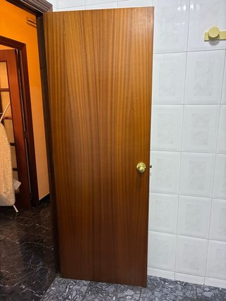 Puerta marrón de madera