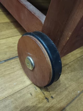 Mesa con 2 ruedas, 4 sillas, recoger en Astrabudúa