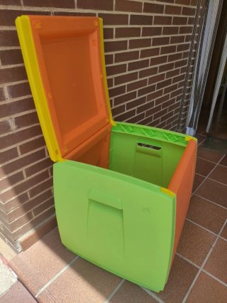 Cofre baúl de plástico naranja y verde