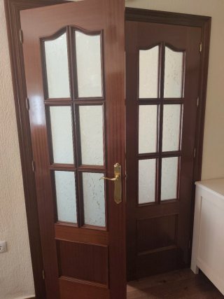 Puerta doble madera acristalada