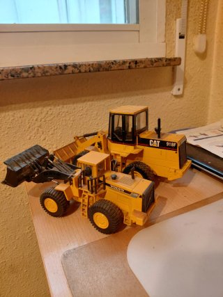 Maqueta Camión CAT 918F y Volvo L330C