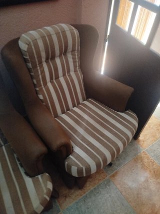 Sillones orejeros giratorios beige y marrón