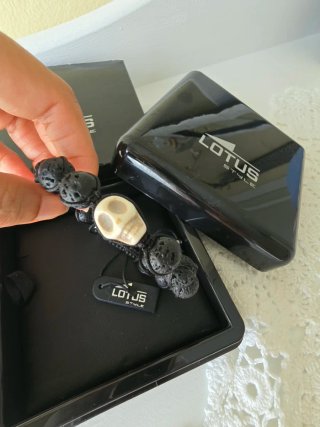 Pulsera Lotus Piedra Volcánica y Blanca
