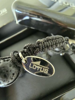 Pulsera Lotus Piedra Volcánica y Blanca