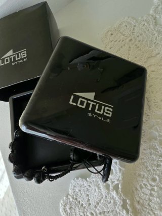 Pulsera Lotus Piedra Volcánica y Blanca