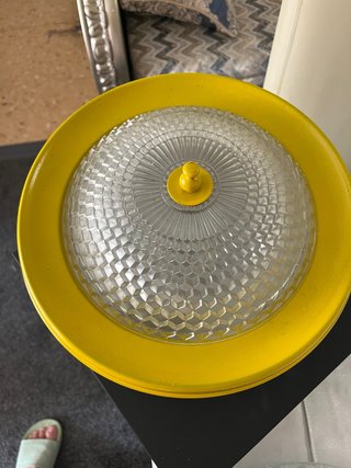 Lámpara de techo amarilla con cristal