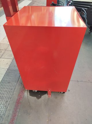 Maceteros metálicos XXL / Contrapesos toldos rojos