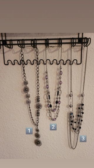 Collares plateados con detalles morados