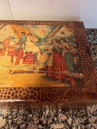Antigua caja madera artesanal para reparar