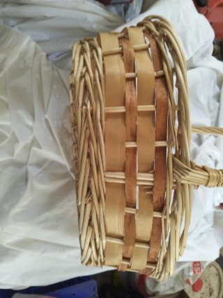 Cesta de mimbre con asa