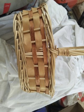 Cesta de mimbre con asa