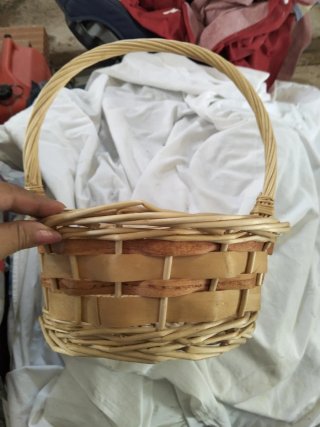 Cesta de mimbre con asa