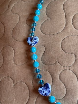 Collar azul con corazones