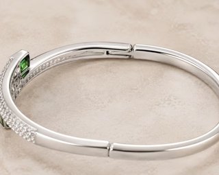 Bracciale rigido placcato argento con pietre verdi