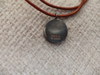 Colgante con cordón de cuero Joya de arcilla