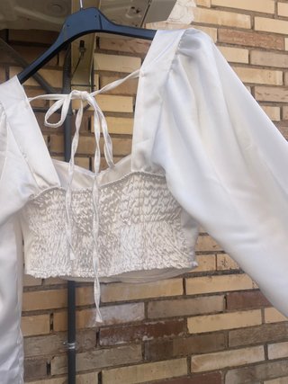 Blusa de raso crop top NUEVA en color blanco