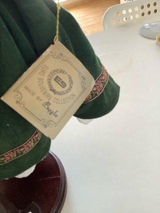Dos muñecos de porcelana francesa miden de alto 50