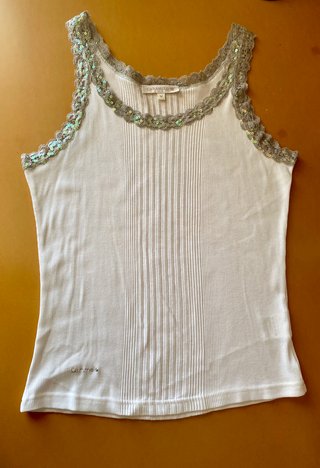 Top Caramelo blanco con encaje y lentejuelas T M