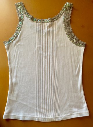 Top Caramelo blanco con encaje y lentejuelas T M