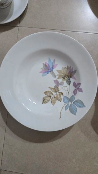 Vajilla de porcelana con diseño floral