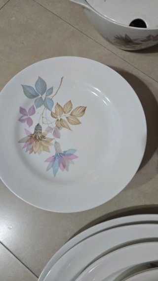 Vajilla de porcelana con diseño floral