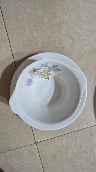 Vajilla de porcelana con diseño floral