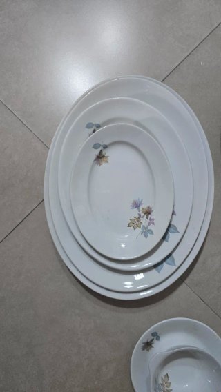 Vajilla de porcelana con diseño floral