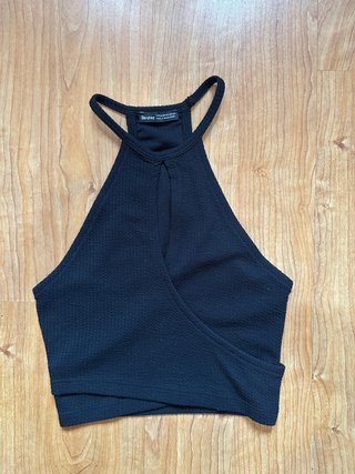 Top Bershka negro con abertura