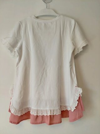 Camiseta blanca con volantes rosas
