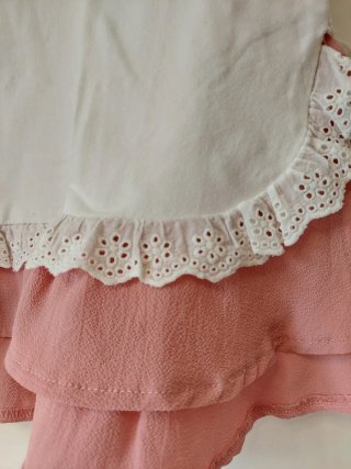 Camiseta blanca con volantes rosas
