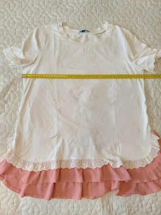 Camiseta blanca con volantes rosas