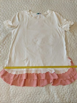Camiseta blanca con volantes rosas