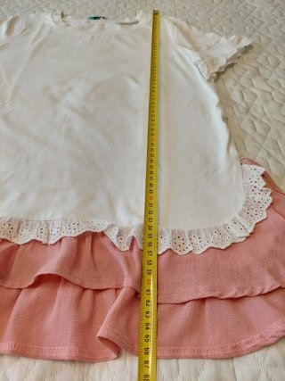 Camiseta blanca con volantes rosas