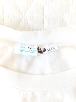 Camiseta blanca con volantes rosas
