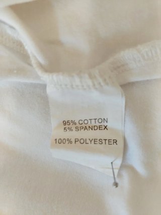 Camiseta blanca con volantes rosas