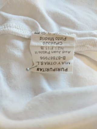 Camiseta blanca con volantes rosas