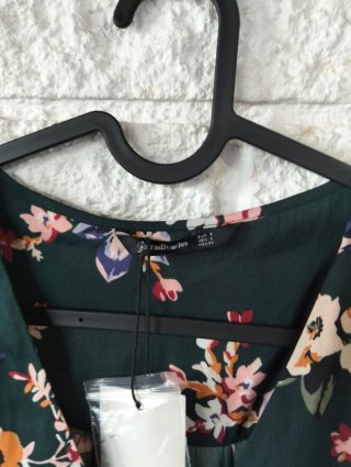 Blusa Stradivarius floral verde Talla S