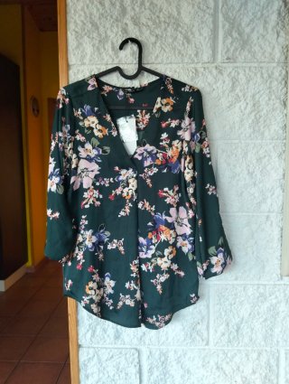 Blusa Stradivarius floral verde Talla S