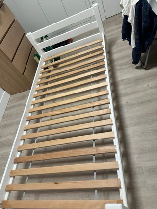 Escritorio blanco y 2 camas