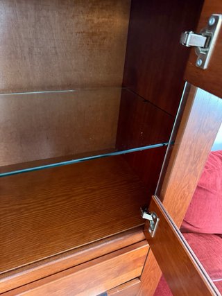 Armario de madera con puertas de cristal