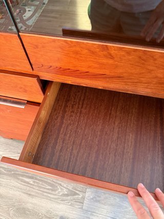 Armario de madera con puertas de cristal