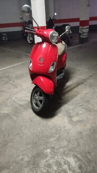 Piaggio Vespa LX Roja