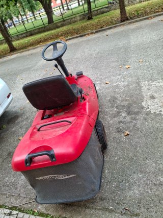 Tractor cortacésped Oleo-Mac rojo