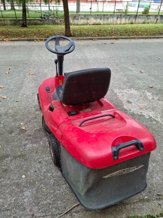 Tractor cortacésped Oleo-Mac rojo