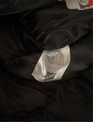 Chaqueta acolchada Moncler negra con capucha talla