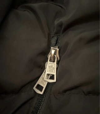 Chaqueta acolchada Moncler negra con capucha talla