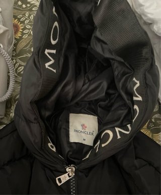 Chaqueta acolchada Moncler negra con capucha talla