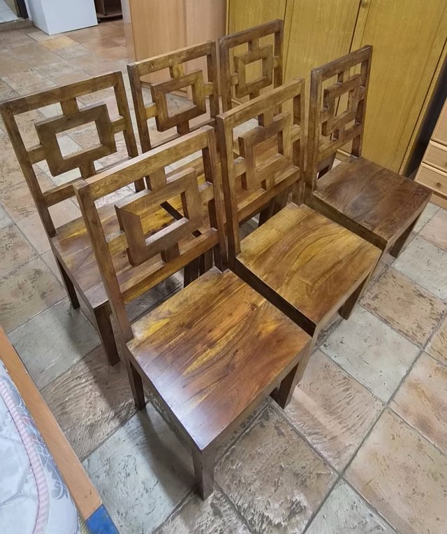 MESA CON SEIS SILLAS